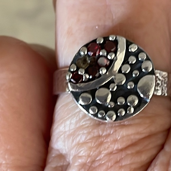 Jewelry - Sweet 925 Sterling Silver Ring with 4 of 5 garnets. Size 7